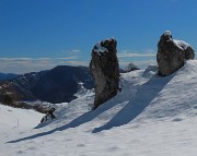 58 Roccioni con ombre nella neve